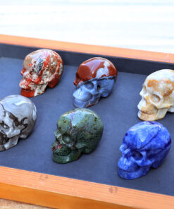 Wholesale 2 Inch Natural Crystal Skulls Hand Carved Mini Skull Carving Statue Healing Gemstone Craft for Halloween Decor Gift
