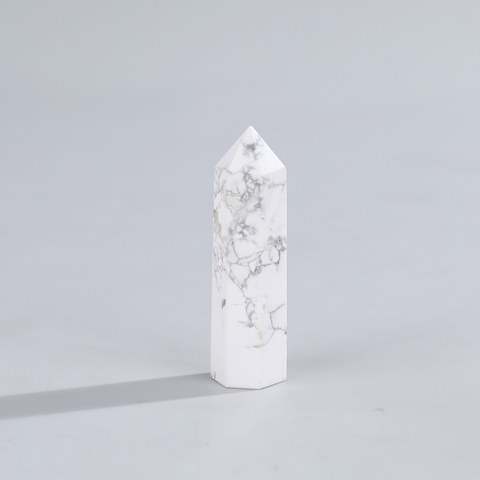 白松 Howlite